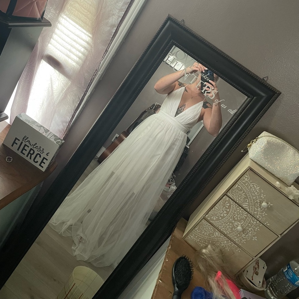 Size medium/ never worn-tags still on- windsor white dress